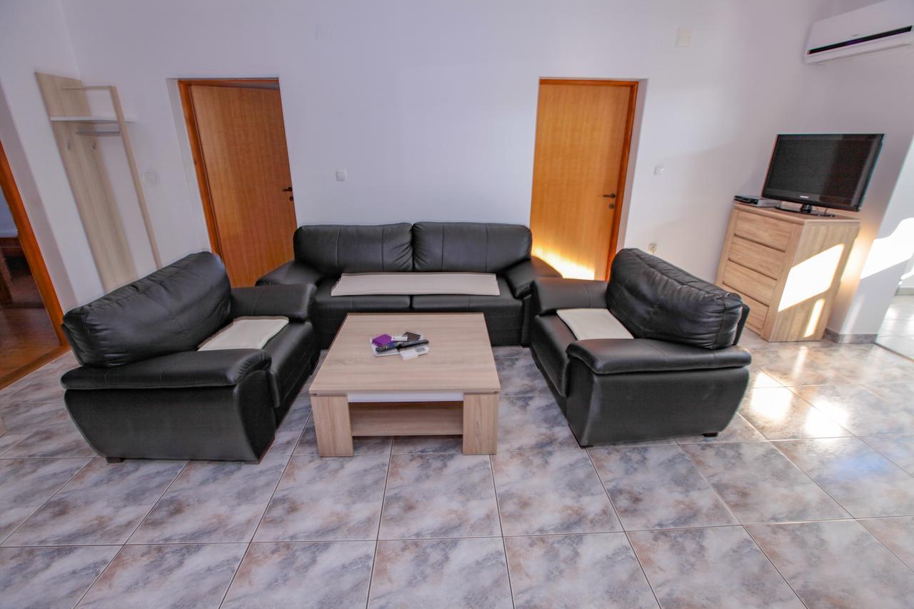 Apartments Dinko Novalja Luaran gambar